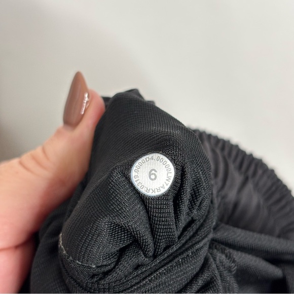 Lululemon Black Hotty Hot Low-Rise Lined Short 2.5" size 6 - Picture 9 of 9
